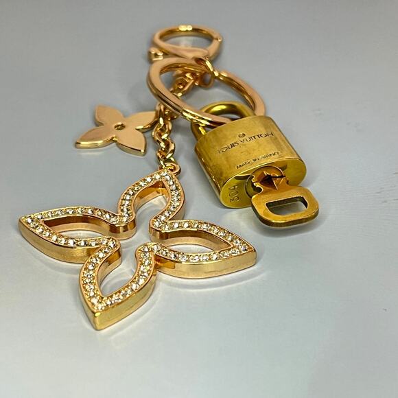 Louis Vuitton Lock and Key Set #304 with a Flower Keychain - Picture 4 of 5